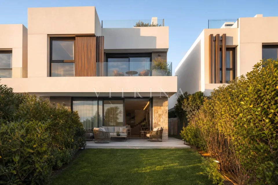 Modern herenhuis met zeezicht in Marbella